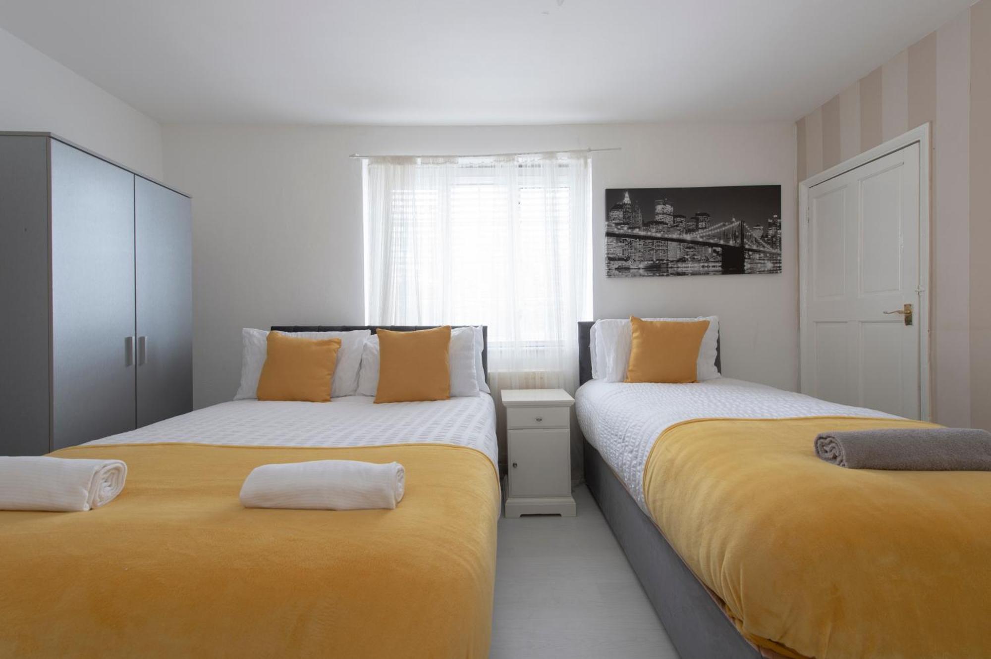 3 Bed House In Rochester 4 Beds Sleeps 7 Wainscot Экстерьер фото