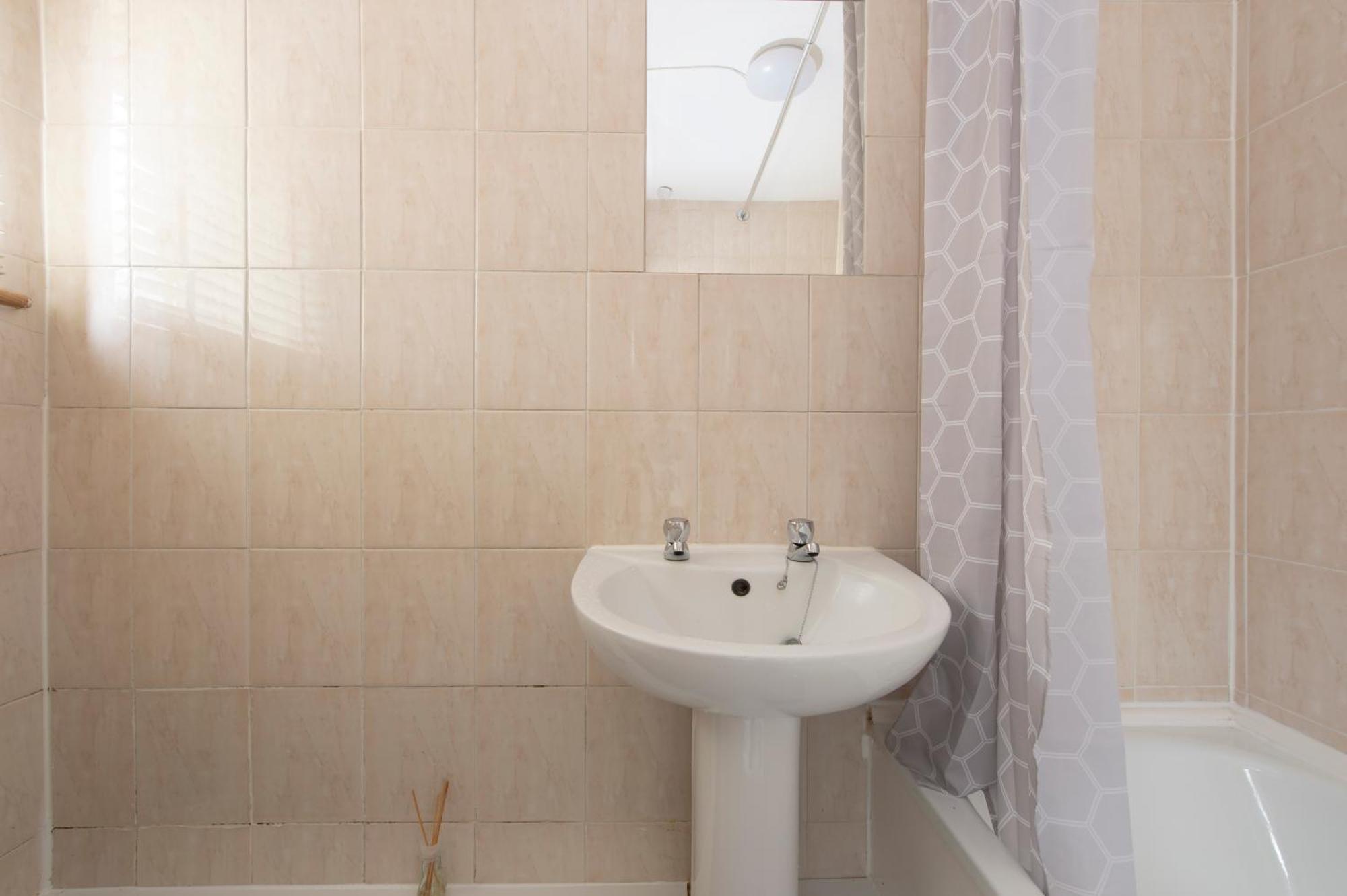3 Bed House In Rochester 4 Beds Sleeps 7 Wainscot Экстерьер фото