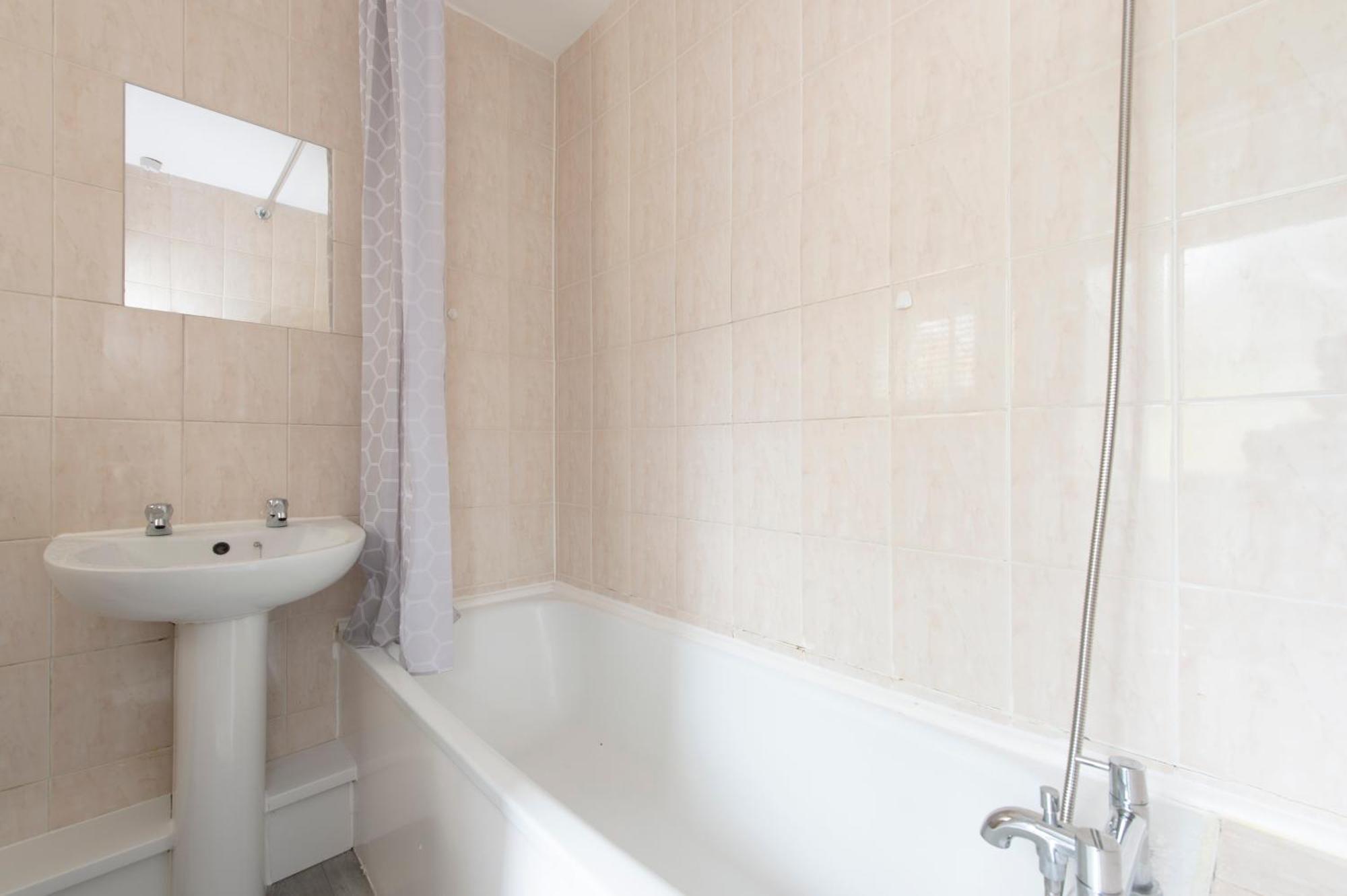 3 Bed House In Rochester 4 Beds Sleeps 7 Wainscot Экстерьер фото